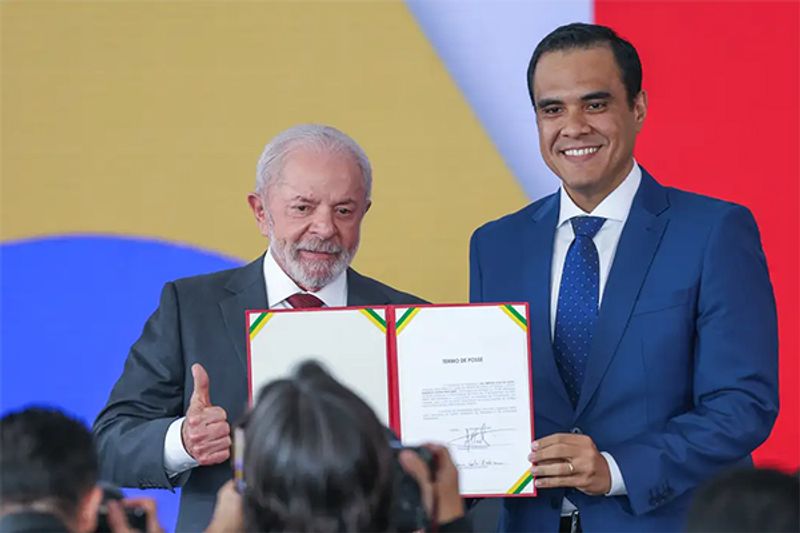 Lula dá posse a novo ministro do Turismo em aceno a ala do centrão e com Motta presente