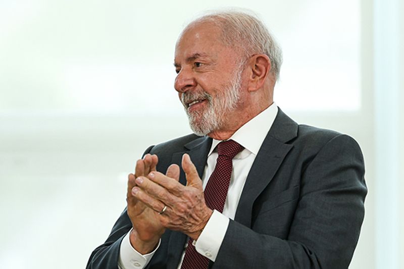 Lula fixa salário mínimo em R$ 1.621 em 2026; regra que limita reajuste tira R$ 15 do piso