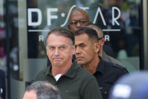 Moraes autoriza Bolsonaro a receber cartas na prisão e visita de Michelle sem pedido prévio
