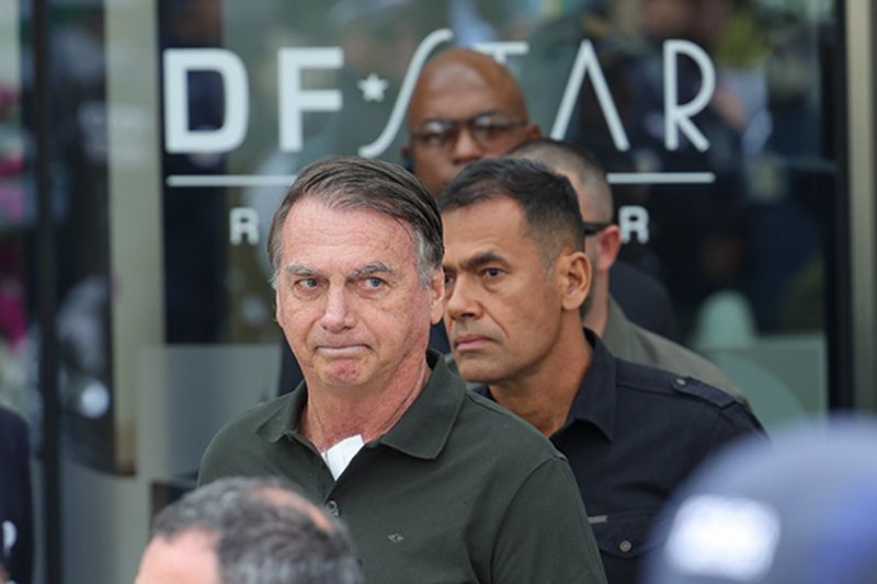 Moraes autoriza Bolsonaro a receber cartas na prisão e visita de Michelle sem pedido prévio