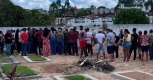 Mulher e crianças vítimas de acidente com 11 mortos são enterradas no Extremo Sul da Bahia