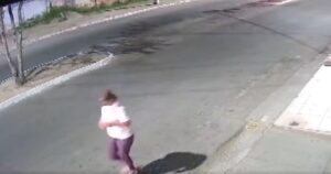 Mulher tem perna amputada após atropelamento durante corrida em avenida na Bahia