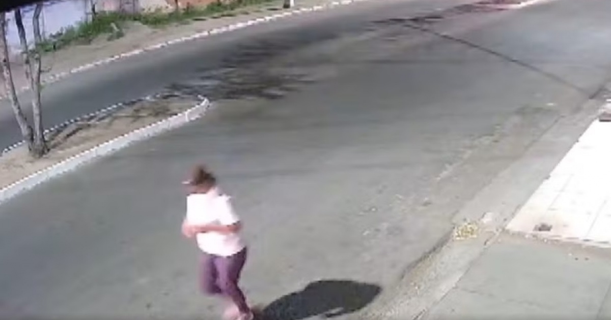 Mulher tem perna amputada após atropelamento durante corrida em avenida na Bahia