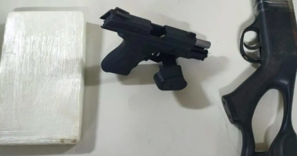 Operação policial em Dias D’Ávila termina com prisão e apreensão de armas e cocaína