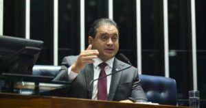 PF faz buscas contra senador Weverton Rocha em operação sobre fraudes no INSS