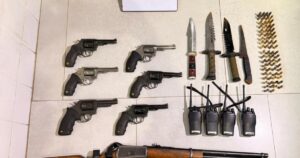 PM detém 11 homens e apreende armas após denúncia em Formosa do Rio Preto