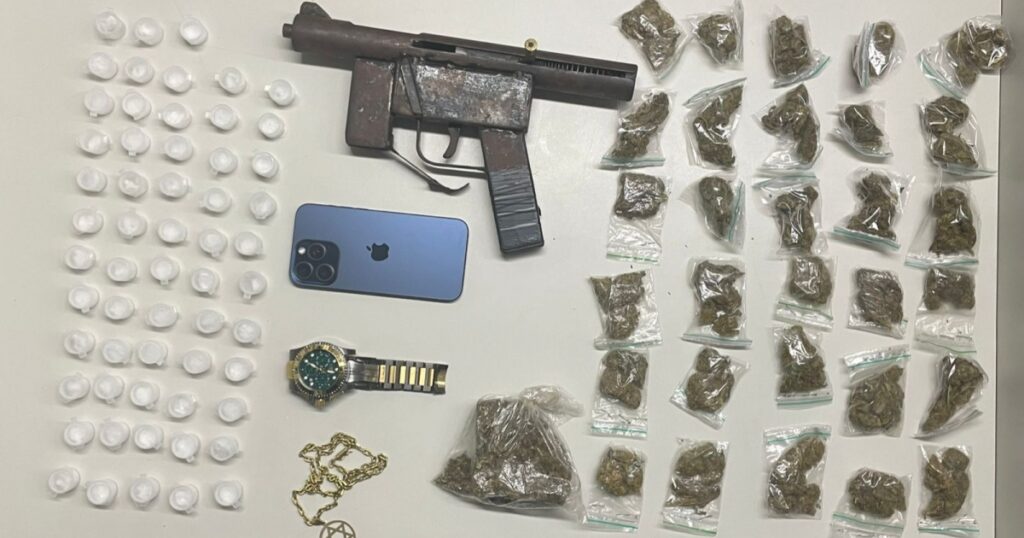 PM prende homem com submetralhadora e porções de maconha e cocaína em São Caetano