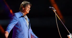 Roberto Carlos recebe alta após acidente em gravação e mantém shows; artista se apresentará em Salvador