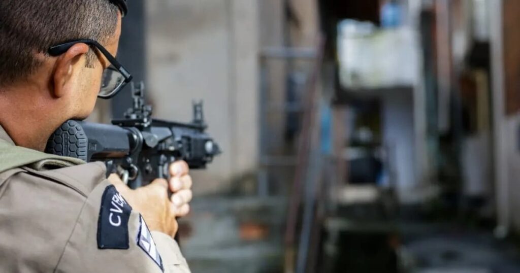 Suspeito morre ao tentar roubar casal de idosos no bairro de Piatã; policial à paisana interrompeu ação