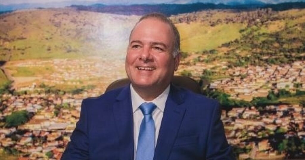 TRE-BA reverte cassação e mantém mandatos do prefeito e vice de Ibicuí