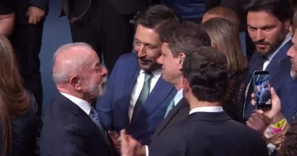 VÍDEO: Lula brinca com Tarcísio e diz que falta de energia em SP é culpa do governador