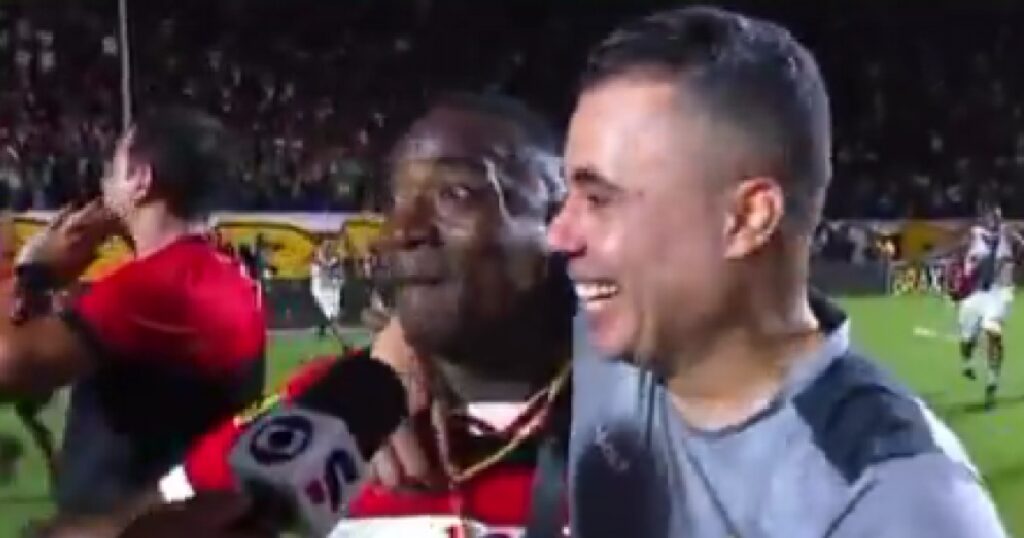 VÍDEO: Torcedor do Vitória invade entrevista e agradece Jair Ventura: "Veio fazer a diferença"