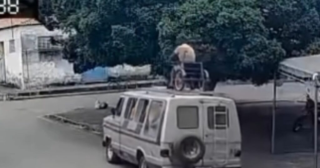 Vídeo flagra cadeirante transportado sobre o teto de van na Bahia