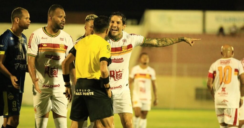 Zagueiro da Juazeirense, Victor Ramos projeta reencontro com o Vitória no Barradão: "O coração bate diferente"