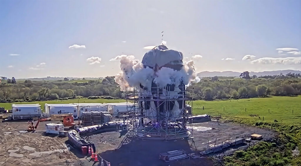 Foguete tem tanque de combustível destruído em teste de pressão