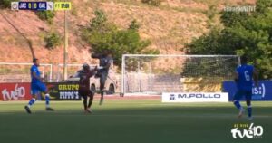Foi falta? Lance entre goleiro do Galícia e atacante do Jacuipense no Baianão repercute nas redes; entenda