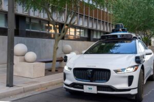 Robotáxi da Waymo atropelou criança na saída de escola