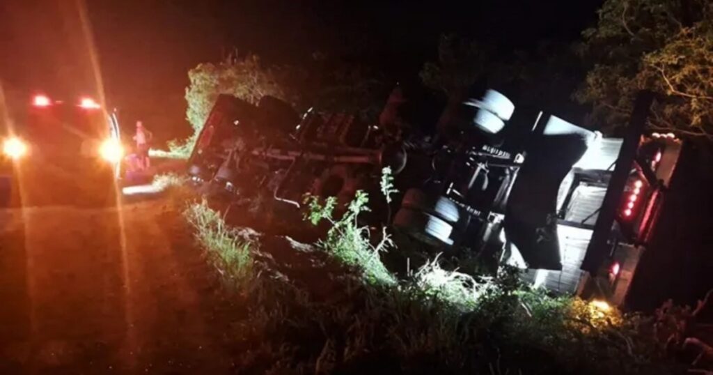 Acidente deixa três pessoas feridas após carreta tombar em trecho da BR-324 em Riachão do Jacuípe