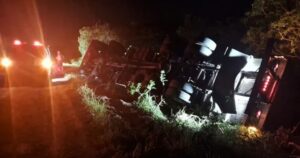 Acidente deixa três pessoas feridas após carreta tombar em trecho da BR-324 em Riachão do Jacuípe