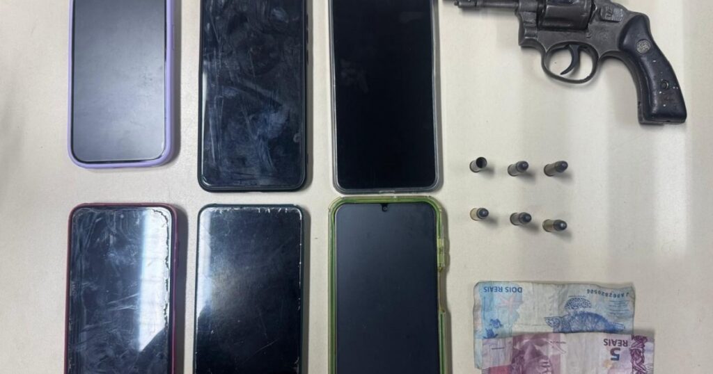 Arma de fogo e celulares são apreendidos pela PM em Feira de Santana