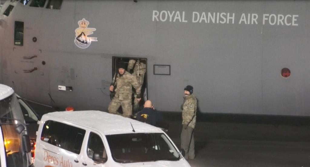 Avião militar com tropas da Dinamarca chega à Groenlândia em meio a tensões com os EUA
