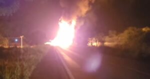 Caminhão de combustível pega fogo na BR-324 em Jacobina