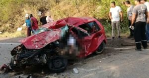 Colisão entre carro e caminhonete deixa uma pessoa morta e três feridas na BR-324
