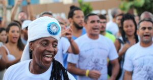 Desfile no Rio Vermelho terá Capoeira e roda de samba gratuita com Tonho Matéria no Dia de Iemanjá