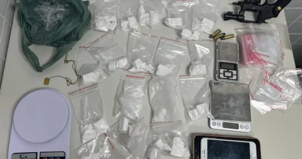 Dois homens são presos com arma e drogas em Feira de Santana