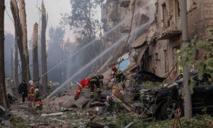 Drones ucranianos atacam refinaria russa e provocam incêndio de grandes proporções