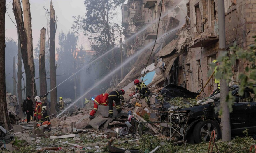 Drones ucranianos atacam refinaria russa e provocam incêndio de grandes proporções