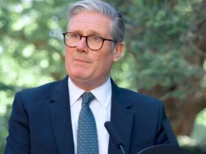 Elon Musk publica imagem gerada por IA de premiê britânico de biquíni e diz que possível banimento do X seria “censura”