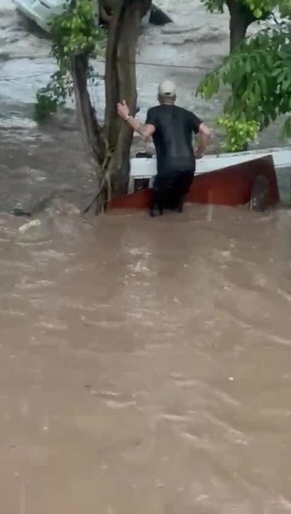 Enchentes em SP: saiba como agir se seu carro for arrastado pela água