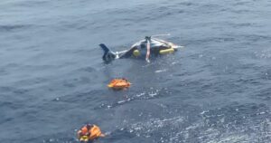 Helicóptero com funcionários da Petrobras faz pouso de emergência no mar em Cabo Frio