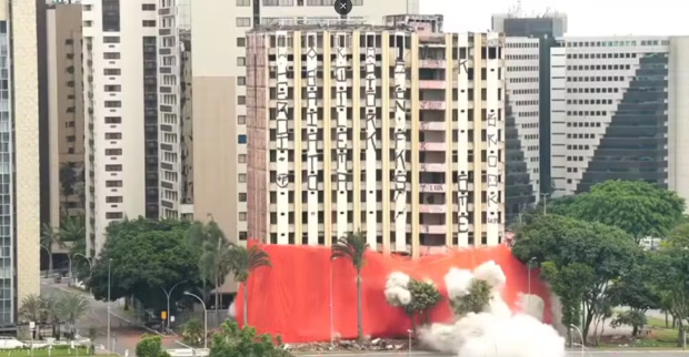 Implosão encerra história do Hotel Torre Palace, primeiro hotel de luxo de Brasília