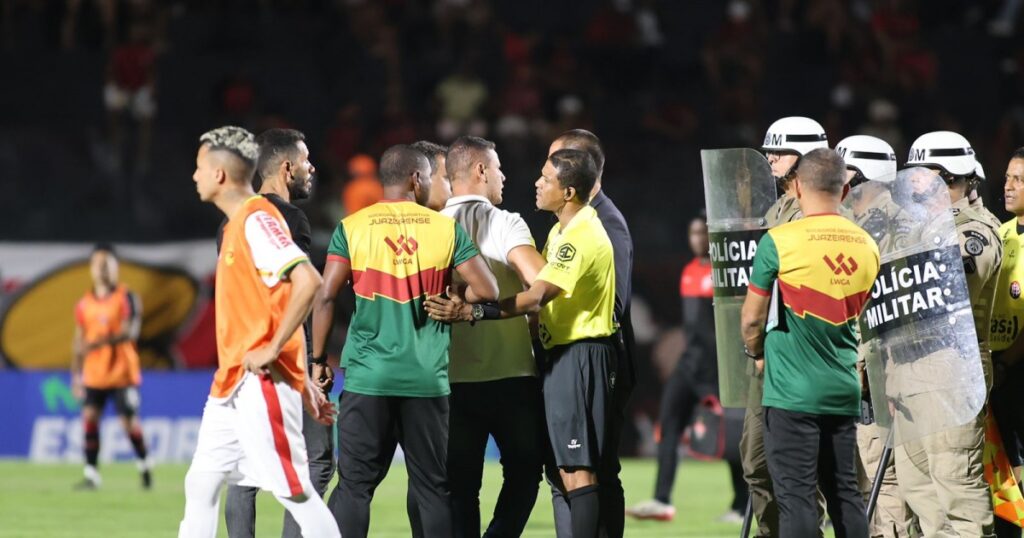 Juazeirense protesta contra arbitragem de duelo contra o Vitória: “Arbitragem lamentável”