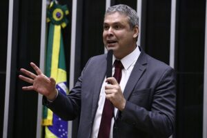 Líder do PT pede à PF investigação contra Nikolas e irmãos Bolsonaro por incitação golpista