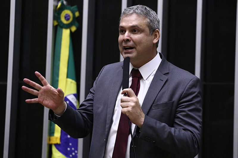 Líder do PT pede à PF investigação contra Nikolas e irmãos Bolsonaro por incitação golpista