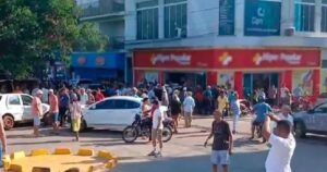 Micro-ônibus perde os freios e atinge veículos na área da Feira Livre de Caetité