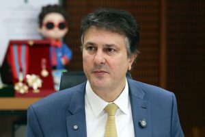 Ministro de Lula tenta fortalecer governador do Ceará contra Ciro Gomes para não disputar eleição