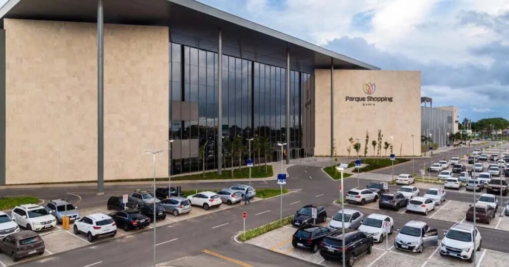 Motocicleta é roubada por suspeito armado dentro de estacionamento do Parque Shopping, em Lauro de Freitas