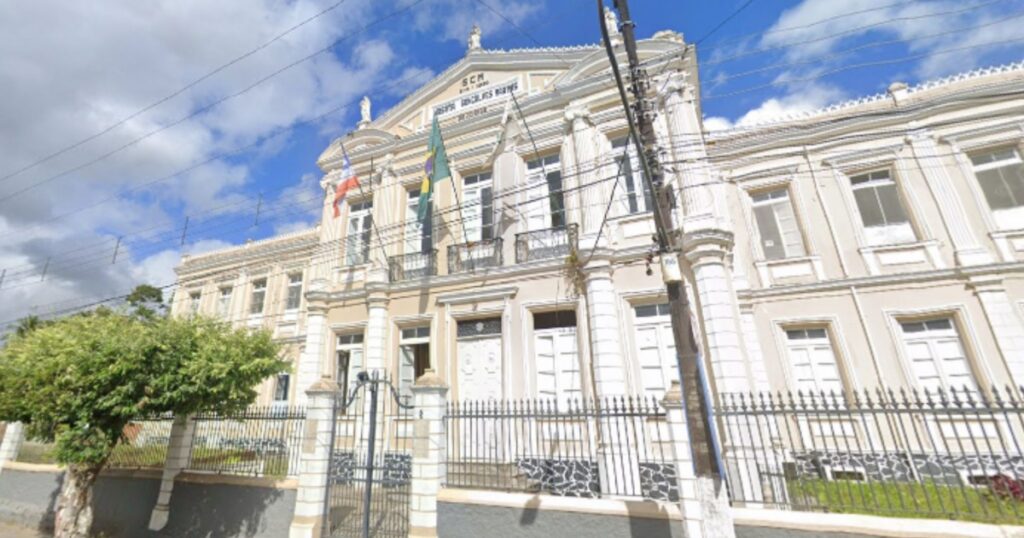 Mulher é socorrida em estado grave após ser encontrada em ribanceira na BA-001, no recôncavo baiano