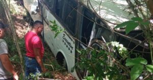 Ônibus cai em ribanceira e deixa cinco feridos após atingir córrego na região de Trancoso