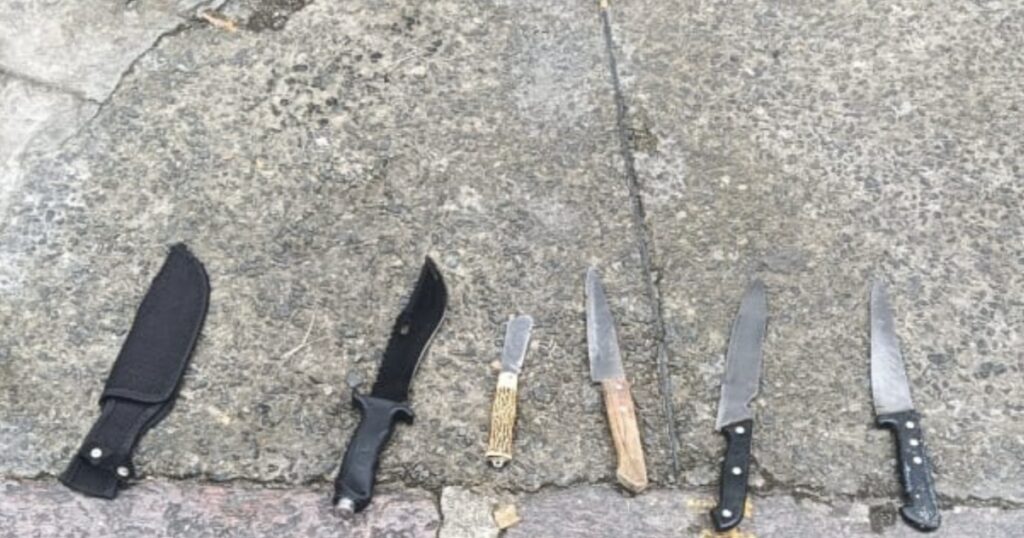 PM apreende facas, canivete e armamento no bairro do Tororó em Salvador após denúncia