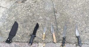 PM apreende facas, canivete e armamento no bairro do Tororó em Salvador após denúncia