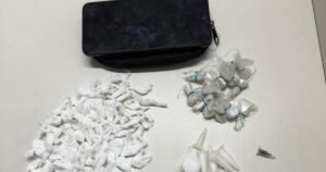 PM prende suspeito de tráfico no bairro do Lobato, em Salvador