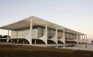 Polarização achata popularidade, e presidentes têm teto de 42% de aprovação desde 2014