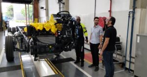 Prefeitura visita fábrica da Mercedes para inspecionar produção de ônibus com ar-condicionado