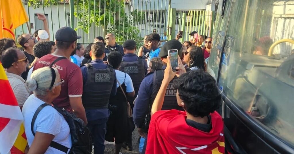 Protesto fecha terminal contra aumento de tarifa de ônibus em Feira; valor ficou igual ao de Salvador