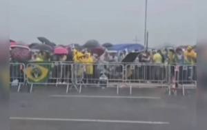 Quatro pessoas seguem internadas após raio atingir ato político no DF